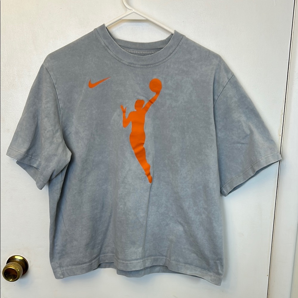 Nike Women’s Gray and Orange Graphic T-Shirt Size Medium